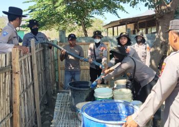 Polres Sumbawa Barat melaksanakan Distribusi Air Bersih (Diasih) Kepada Warga Tambaksari
