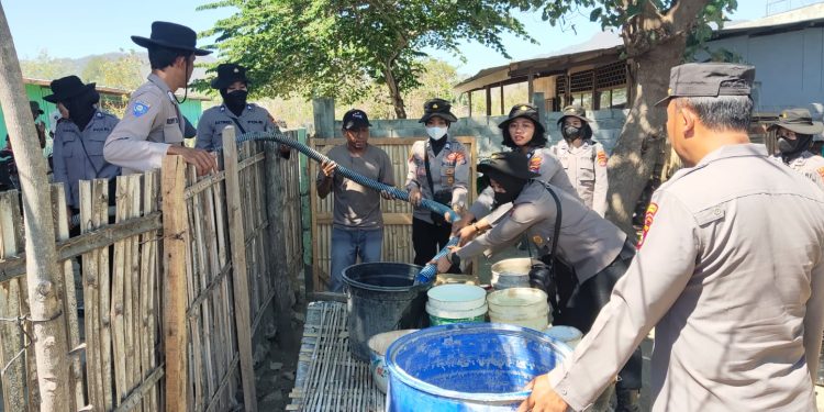 Polres Sumbawa Barat melaksanakan Distribusi Air Bersih (Diasih) Kepada Warga Tambaksari