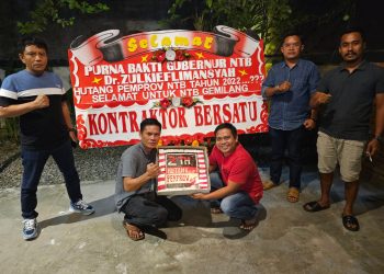 Tagih Utang Pemprov, Kontraktor NTB Persembahkan Karangan Bunga dan Kue untuk Gubernur