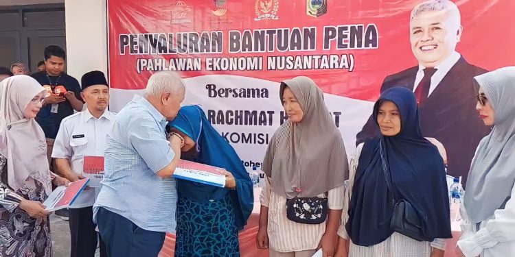 Tekan Angka Kemiskinan, Rachmat Hidayat Salurkan Bantuan PENA untuk masyarakat Lombok Timur 