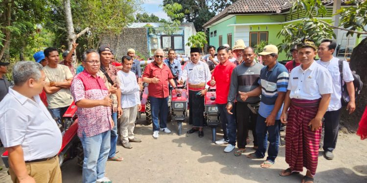 Asyik, Kelompok Tani Lombok Timur Dapat Bantuan Hand Traktor Merah dari Rachmat Hidayat