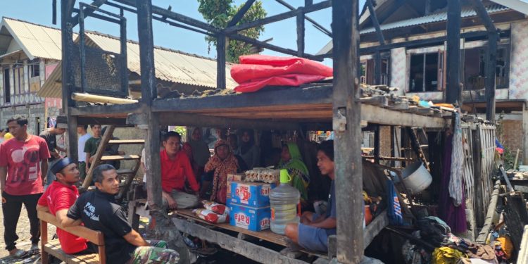 DPC PDI Perjuangan Lombok Timur Beri Sumbangan Kemanusiaan untuk Warga Korban kebakaran di desa Tanjung Luar Lombok Timur 