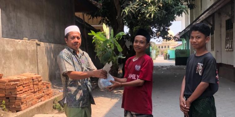 Gagas Program ”Hijau Pesantrenku, Lestari Desaku” Sulhan Muchlis Pelopori Gerakan Penghijauan dari Pondok Pesantren