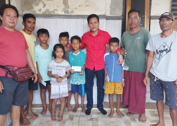 Berbagi Kebahagiaan dengan belasan Anak Yatim Pulau Maringkik, DPC PDIP Lombok Timur berikan Donasi kemanusiaan 