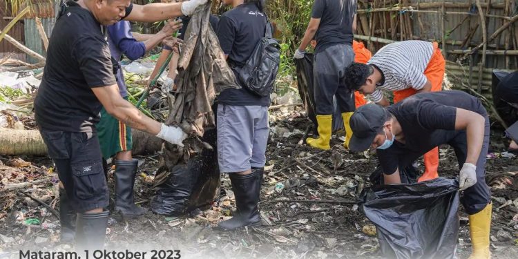 Bank NTB Syariah Bersama Insan Amanah Dan Musuh Bebenes Mengadakan Kegiatan Bersih – Bersih Sungai Jangkuk