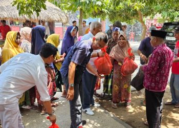 Rachmat Hidayat didampingi Ketua DPC PDIP Lombok Barat serahkan bantuan dana hibah kewirausahaan senilai 800 juta
