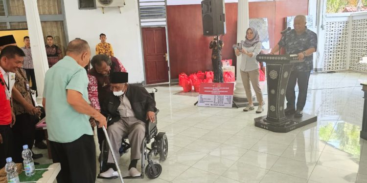 Serahkan Bantuan Kemensos RI, Rachmat Hidayat: Bukti Komitmen Kita Untuk Masyarakat di Lombok Timur