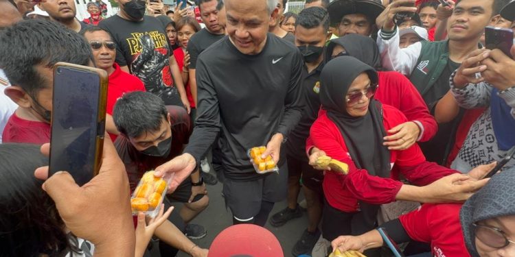 Terharu, Pedagang di CFD Mataram Diborong Capres Ganjar
