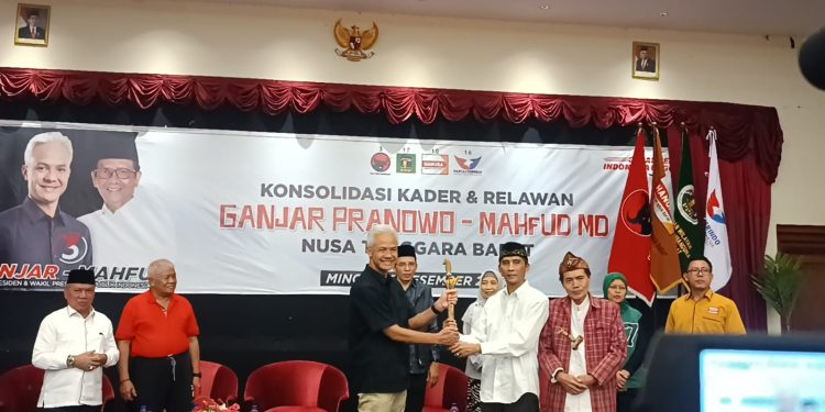 Berjuang Lintas Zaman Bersama PDIP, Ganjar Sebut Rachmat Hidayat Figur Panutan di Partai