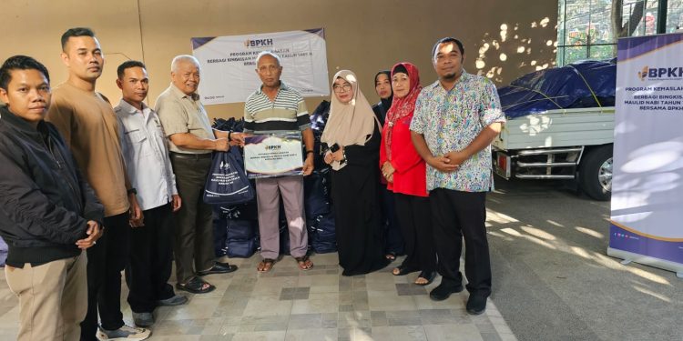 Rachmat Hidayat berikan bantuan Paket Sembako Premium untuk 1000 warga Fakir Miskin Kota Mataram. 600 Paket Sembako Premium menyusul