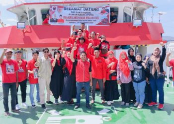 Pengurus dan Kader PDIP kota Bima sambut Laksamana Malahayati sandar dan buang sauh di pelabuhan Bima