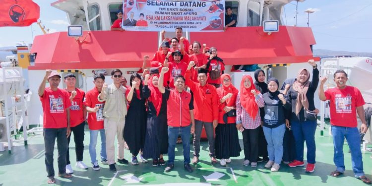 Pengurus dan Kader PDIP kota Bima sambut Laksamana Malahayati sandar dan buang sauh di pelabuhan Bima