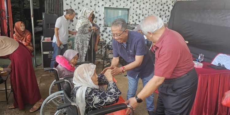 Rachmat Hidayat gelar Aksi Kemanusiaan untuk Disabilitas dan Lansia di Lombok Tengah, Bibi Mantan Bupati Loteng Suhaili termasuk yang disumbang Kursi Roda