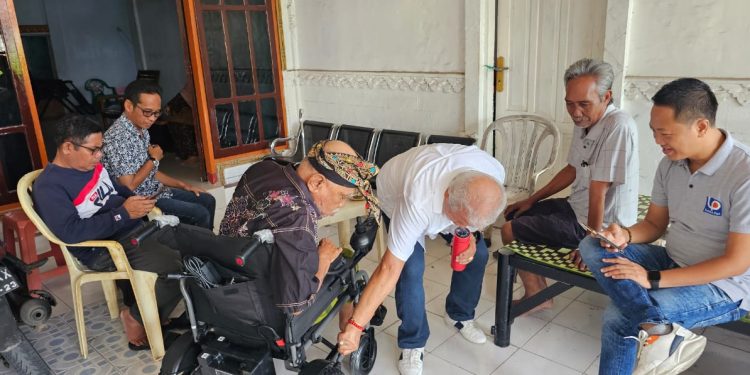 H Rachmat Hidayat Beri Bantuan Kursi Roda Elektrik untuk Lalu Nasib AR, Penjaga Marwah Seni Pertunjukan Wayang Sasak