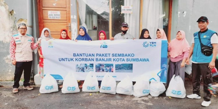 Peduli Korban Banjir Sumbawa, YBM PLN UP3 Sumbawa Salurkan bantuan