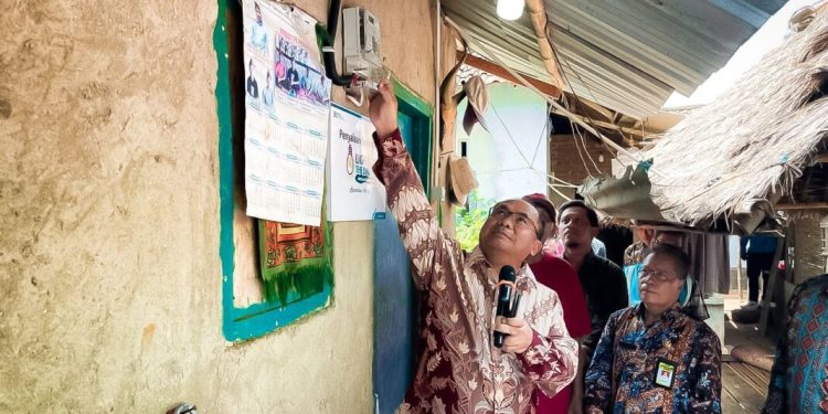 Cerita Penerima Bantuan PLN : “Sebelum Dibantu PLN, Rumah Saya Gelap dan Hanya Menggunakan Lampu Tempel”