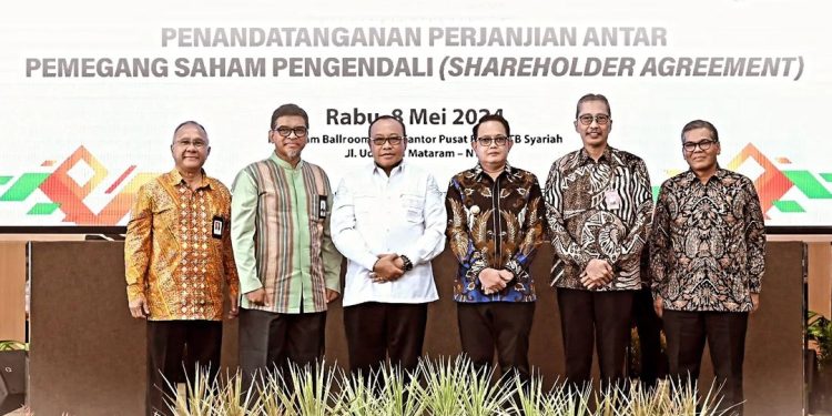 Bank Jatim dan NTB Syariah tanda tangani perjanjian pemegang saham