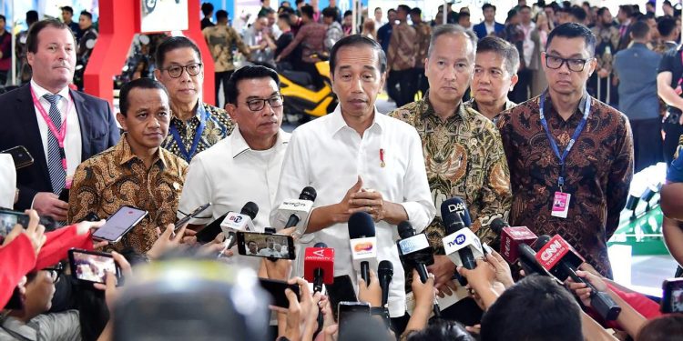 Dikunjungi Presiden Jokowi, Dirut PLN Paparkan Kesiapan Ekosistem Kendaraan Listrik di Booth PLN di PEVS 2024