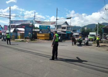 Anggota Polsek Pemenang Gelar Patroli Sekaligus Berikan Himbauan Bagi Warga Pengguna Jalan 