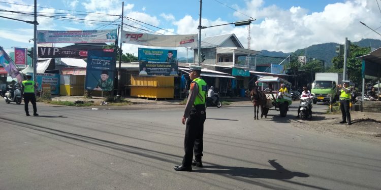 Anggota Polsek Pemenang Gelar Patroli Sekaligus Berikan Himbauan Bagi Warga Pengguna Jalan 