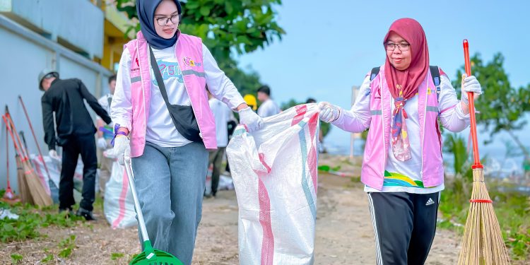 Peringati Hari Lingkungan Hidup Sedunia, Srikandi PLN dan Komunitas Peduli Lingkungan Berjibaku Kumpulkan Sampah