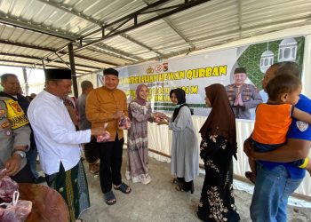 Polres Bima Kota Bagikan 825 Paket Daging Qurban pada Masyarakat