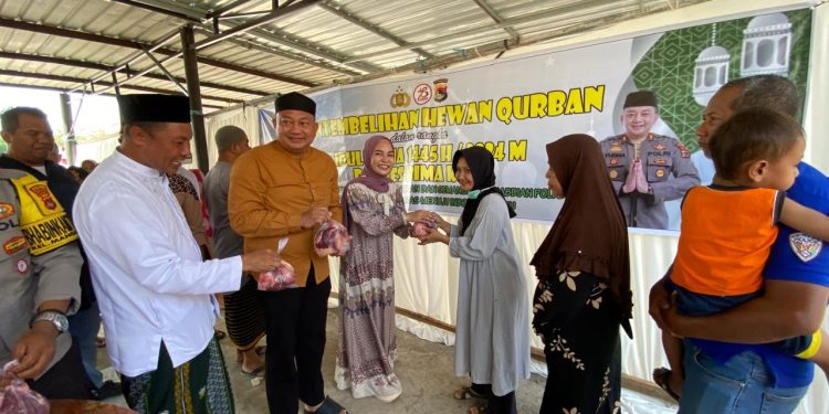 Polres Bima Kota Bagikan 825 Paket Daging Qurban pada Masyarakat