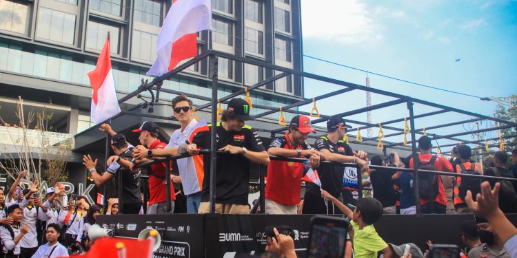 Lautan Manusia Penuhi Jalan Udayana, Sambut Riders MotoGP 2024