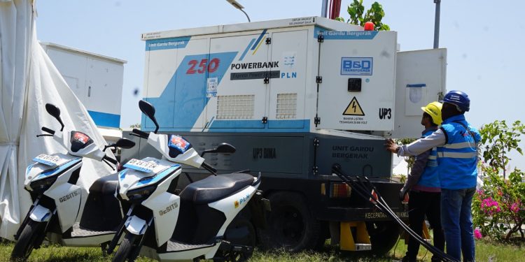 Cerita MotoGP Mandalika 2024: Dukung Energi Bersih, PLN Gunakan Motor Listrik sebagai Alat Mobilisasi Petugas