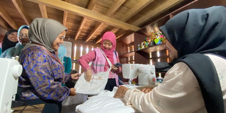 Dukung Pembangunan Ekonomi Perempuan, PLN NTB Luncurkan Program Srikandi PLN – Women Support Women Dukung Pembangunan Ekonomi