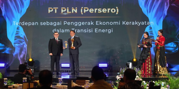 Menjadi Penggerak Ekonomi Kerakyatan dalam Transisi Energi, PLN Sabet Penghargaan di Detikcom Awards 2024