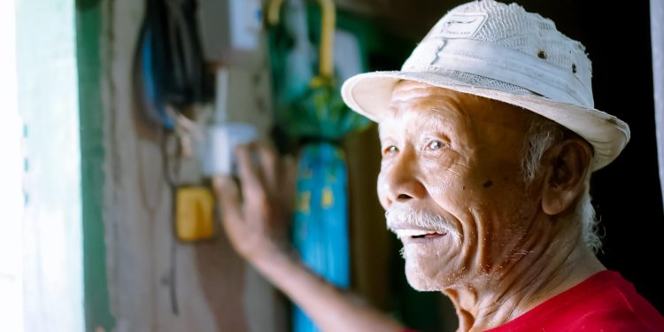 PLN UIW NTB Terangi Mimpi Masyarakat Kurang Mampu di Hari Listrik Nasional ke-79