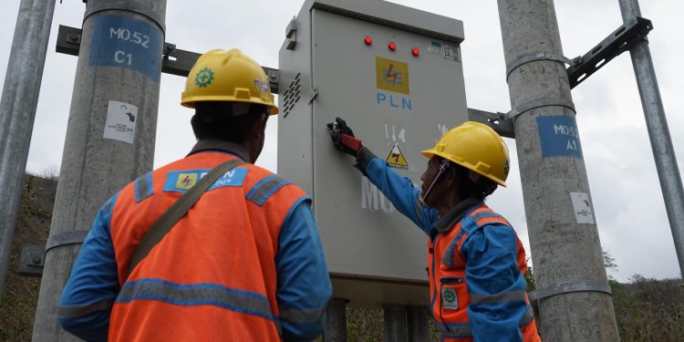 Semangat Hari Pahlawan, PLN Perkuat Rasio Elektrifikasi untuk Terangi Desa Terpencil di Kabupaten Bima
