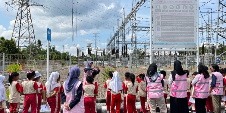 Semangat Hari Pahlawan: PLN UIW NTB Edukasi Manfaat Listrik Sejak Dini