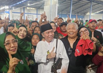Ulama sepuh dan kharismatis NW dan NWDI bersama Ribuan Warga Lombok Timur bulatkan tekad menangkan Jilbab Ijo Rohmi-Firin di Pilgub NTB