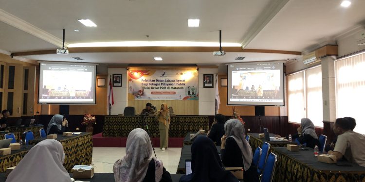 Wujudkan Pelayanan Publik yang Inklusif, BBPOM di Mataram Gelar Pelatihan Dasar Bahasa Isyarat untuk Petugas Pelayanan Publik