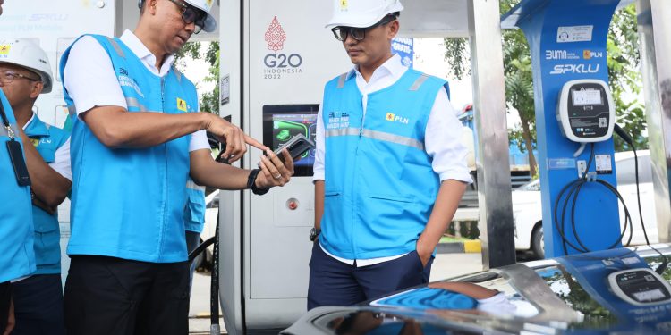 Wamen BUMN Cek Langsung Kesiapan SPKLU PLN Layani Kebutuhan Nataru