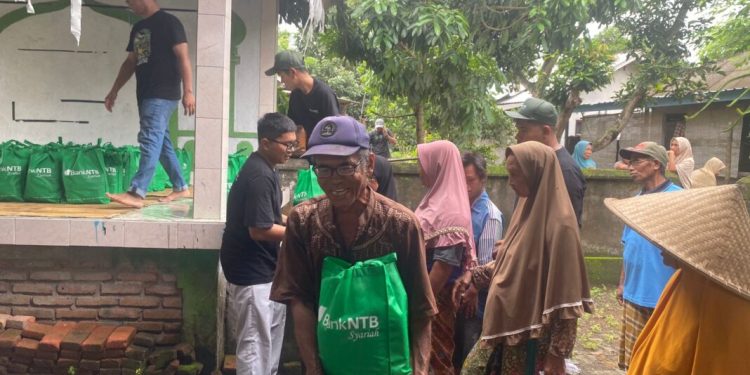 Jelang Akhir Tahun, Bank NTB Syariah Salurkan Bantuan Sembako Untuk Lansia