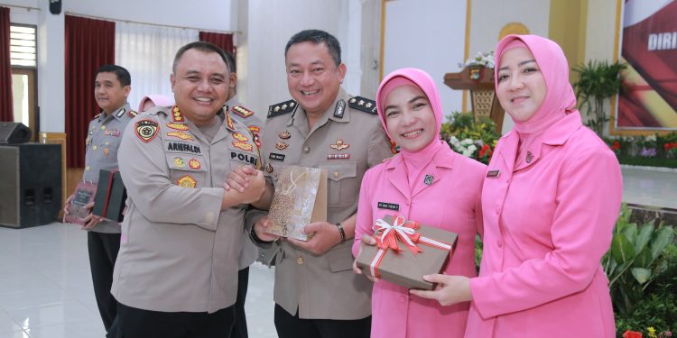Kapolda NTB Sampaikan Pesan Motivasi Saat Pisah Sambut PJU