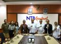 Pemprov NTB Dukung Program INOVASI Dilanjutkan   Lombokfile.com -Pemerintah Provinsi Nusa Tenggara Barat mendukung keberlanjutan program Inovasi untuk Anak Sekolah Indonesia atau INOVASI dalam pengayaan kurikulum pengajarna di sekolah.   “Dengan ditambahnya kurikulum penguatan karakter dan perubahan iklim, kami berharap ada perubahan karakter pula sejak dini tentang isu lingkungan dan pengelolaan lingkungan untuk mencegah deforestasi dengan penanaman pohon bernilai ekonomis yang juga bagian dari literasi tentang perubahan iklim,” ujar Sekretaris Daerah, Drs HL Gita Ariadi, MSi menerima manajer provinsi tim INOVASI, Jamaruddin didampingi Kepala Dinas Pendidikan dan Kebudayaan, Dr Aidy Furqon, Kabid Pembinaan Pendididi Khusus Dikbud NTB, Hj. Eva Sofia Sari di Ruang Kerja Sekda, Selasa (22/1/2025).  Jamiruddin mengatakan, NTB merupakan provinsi mitra pertama INOVASI, dengan penambahan implementasi program yang dilakukan di lima kabupaten yaitu Lombok Tengah, Lombok Timur, Lombok Barat, Dompu dan Bima. INOVASI bekerja untuk memahami dan mengatasi tantangan pembelajaran di ruang kelas, khususnya yang terkait dengan kemampuan literasi dan numerasi siswa ditambah kurikulum penguatan karakter dan perubahan iklim di Fase ketiga program ini di NTB.   Sementara itu Kadis Dikbud menambahkan, program ini juga akan dilaksanakan tidak saja pendidikan menengah namun juga pendidikan dasar dan dalam pendidikan inklusif.   “Kami berharap program ini juga menyentuh layanan inklusif dengan guru pendamping di sekolah sekolah luarbiasa dalam layanan rumah inklusif,” jelasnya.   Hal ini mengingat banyak sekolah luar biasa dengan tenaga pengajar kualifikasi guru umum. (*)