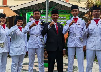 Paskibra MAN Lobar Sukses di Apel Paripurna,di Moment ini Kepala MAN Lobar, Serahkan Satya Lencana Karya Satya 2025