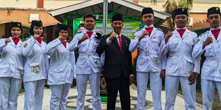 Paskibra MAN Lobar Sukses di Apel Paripurna,di Moment ini Kepala MAN Lobar, Serahkan Satya Lencana Karya Satya 2025