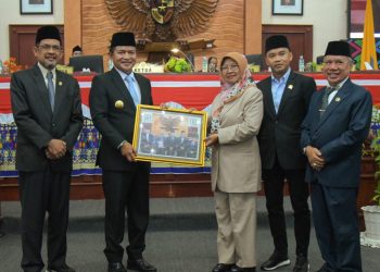Hadiri Rapat Paripurna DPRD, Penjabat Gubernur NTB Sampaikan LKPJ Tahun Anggaran 2024