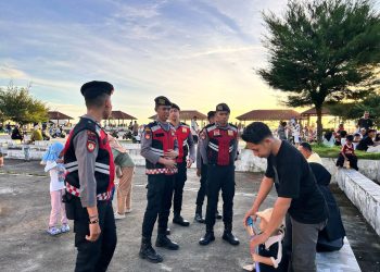 Libur Lebaran Aman, Polisi Jaga Ketat Pantai dan Makam di Lombok