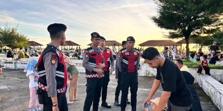 Libur Lebaran Aman, Polisi Jaga Ketat Pantai dan Makam di Lombok