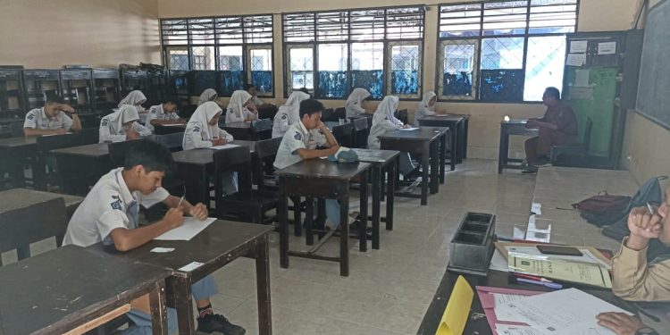 SMAN 1 Sikur Gelar Ujian Sekolah Diikuti 397 Siswa