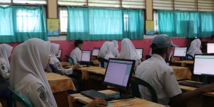 SMKN 1 Lingsar Gelar Ujian Sekolah Enam Sesi Mulai