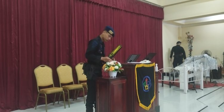 Brimob Polda NTB Lakukan Sterilisasi di Sejumlah Gereja Jelang Paskah 2025 di Mataram