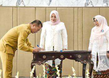 Gubernur Miq Iqbal Lantik Hj. Indah Dhamayanti Putri sebagai Ketua BKOW NTB
