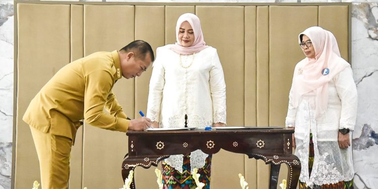 Gubernur Miq Iqbal Lantik Hj. Indah Dhamayanti Putri sebagai Ketua BKOW NTB